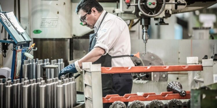 El empleo formal en la Argentina suma 14 meses en caída y el salario mínimo está en su piso histórico