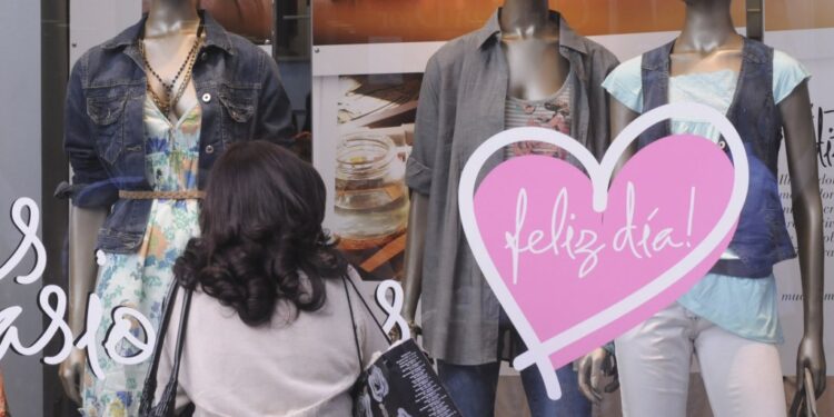 Día de la Madre: proyectan un gasto promedio de $55.800 por regalo en un contexto de consumo cauto