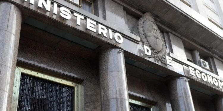 El Ministerio de Economía busca financiamiento para un vencimiento de $4,86 billones