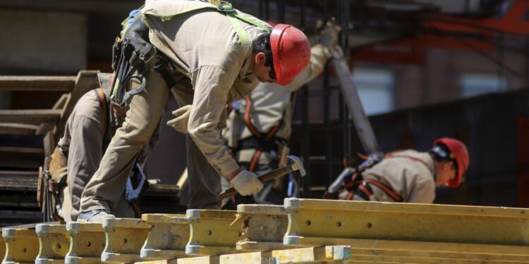 Sigue el deterioro laboral: se perdieron más de 12.000 puestos de trabajo registrados en julio